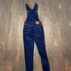 Women’s Levi’s overalls skinny
